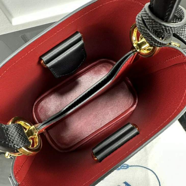 Picture of Prada Handbags _SKUfw204493067fw
